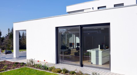 Holz-Alu-Fenster mit moderner Verglasung von Schreinerei Ortner, eingebaut in einem hellen Raum mit Blick ins Grüne