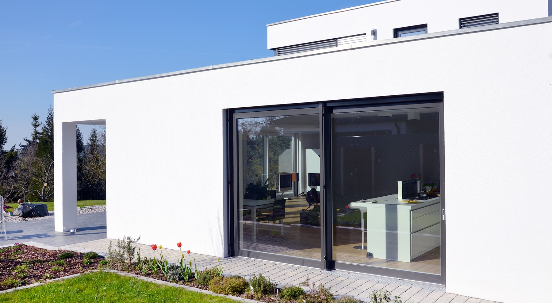 Holz-Alu-Fenster mit moderner Verglasung von Schreinerei Ortner, eingebaut in einem hellen Raum mit Blick ins Grüne