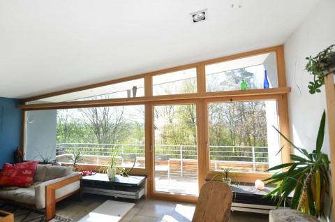 Individuell an die Dachschräge angepasstes Holzfenster