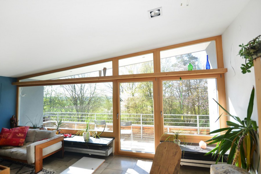 Individuell an die Dachschräge angepasstes Holzfenster
